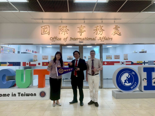 明志科技大學李潔嵐國際長(左)與泰國拉卡邦先皇技術學院King Mongkut's Institute of Technology Ladkrabang(KMITL)的 Dr. Kolawach Chalermpong合影。圖片