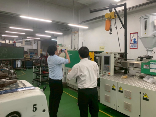 Dr. Chil-Chyuan Kuo (right) introduced Dr. Kolawach Chalermpong (left) to the Department of Mechanical Engineering.圖片
