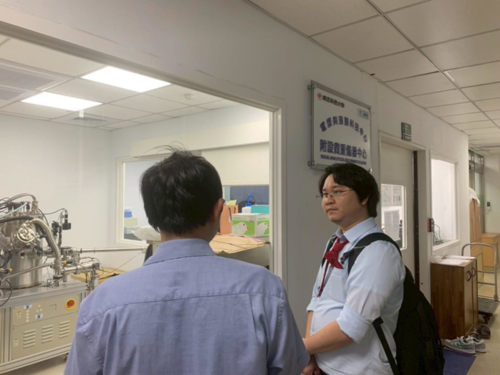 Dr. Phuoc Huu Le (left) introduced Dr. Kolawach Chalermpong (right) to the Center for Plasma and Thin Film Technologies.圖片